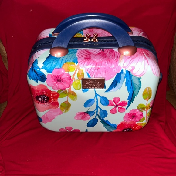 Chariot - Picture 3 of 12